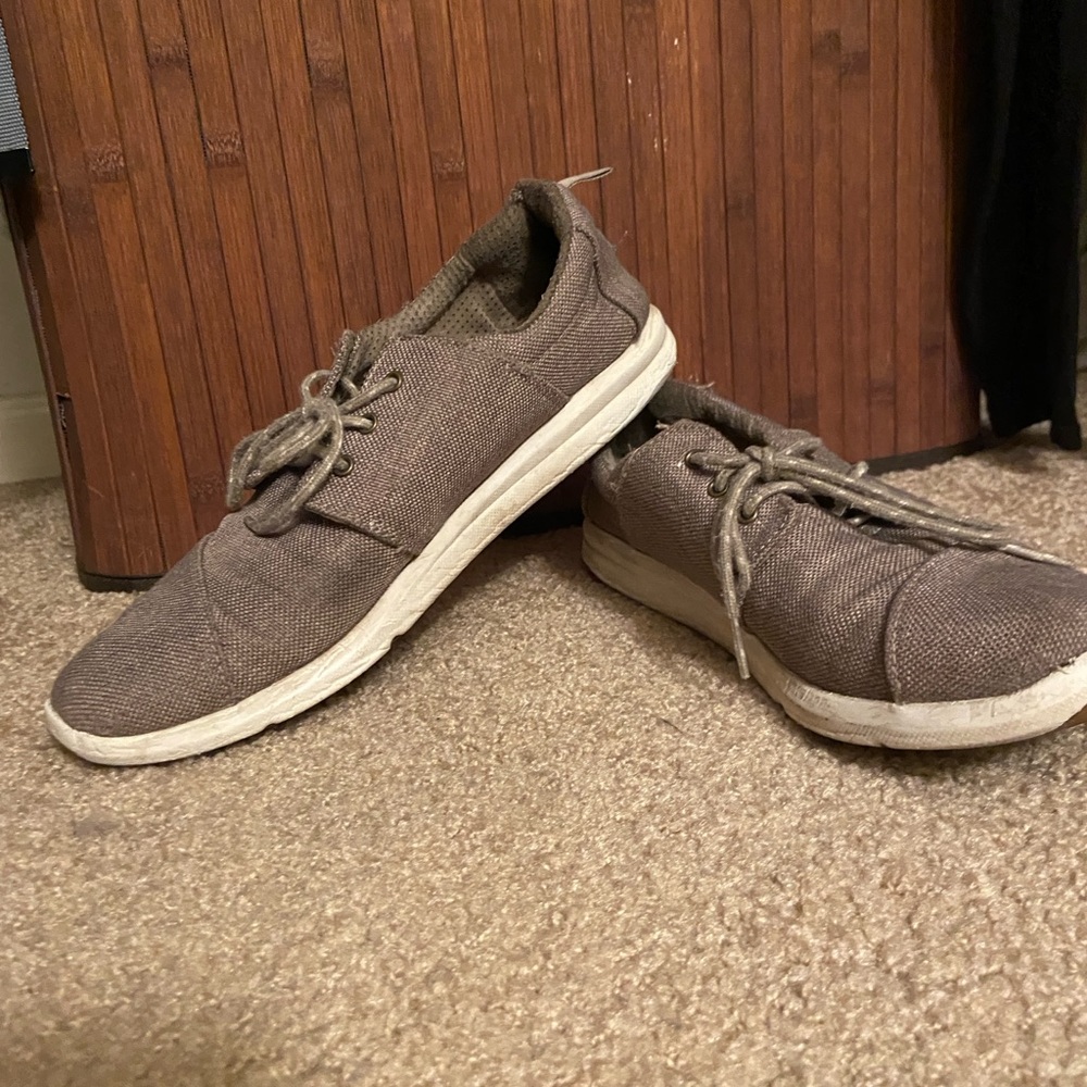 Tom’s lace up sneakers